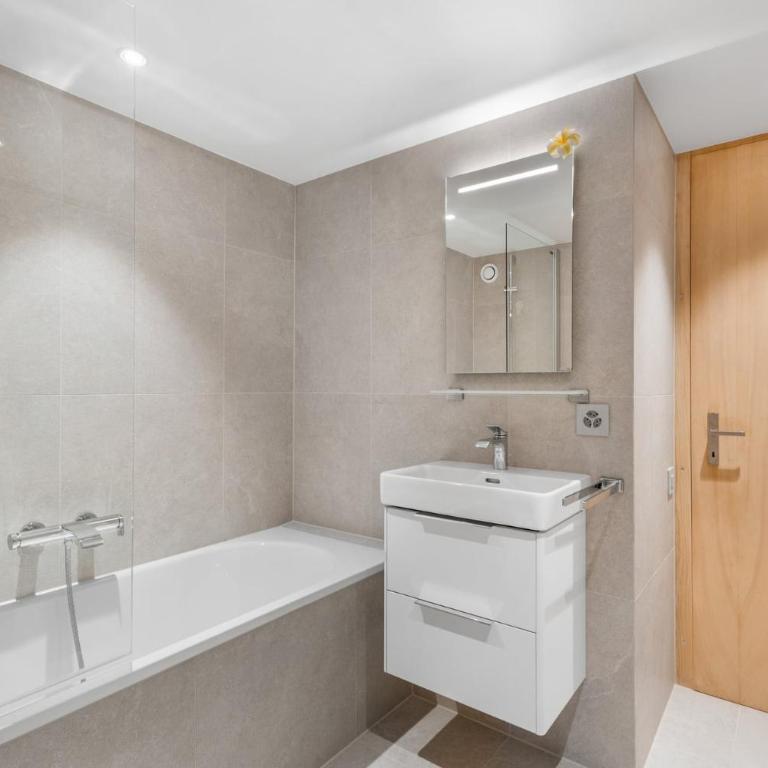 Mercure 202 sur la place du village a Anzere - Apartment - 23