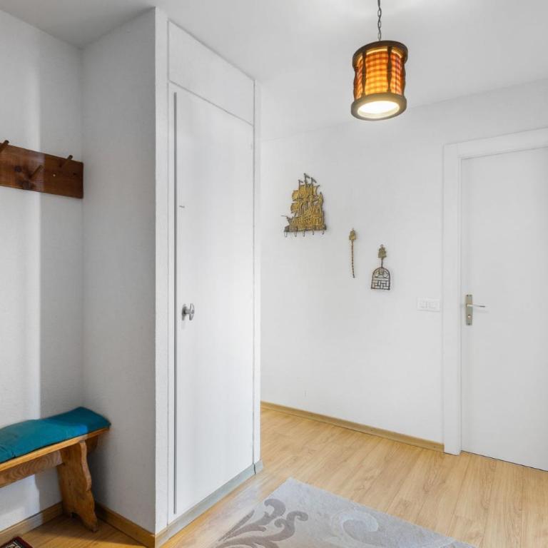 Saturne 210 sur la place du Village a Anzere - Apartment - 18