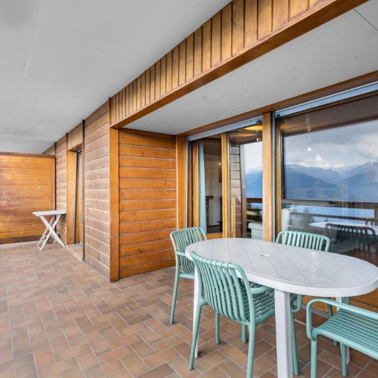Mars 404-406 sur la place du village a Anzere avec vue sur les Alpes - Apartment - 40