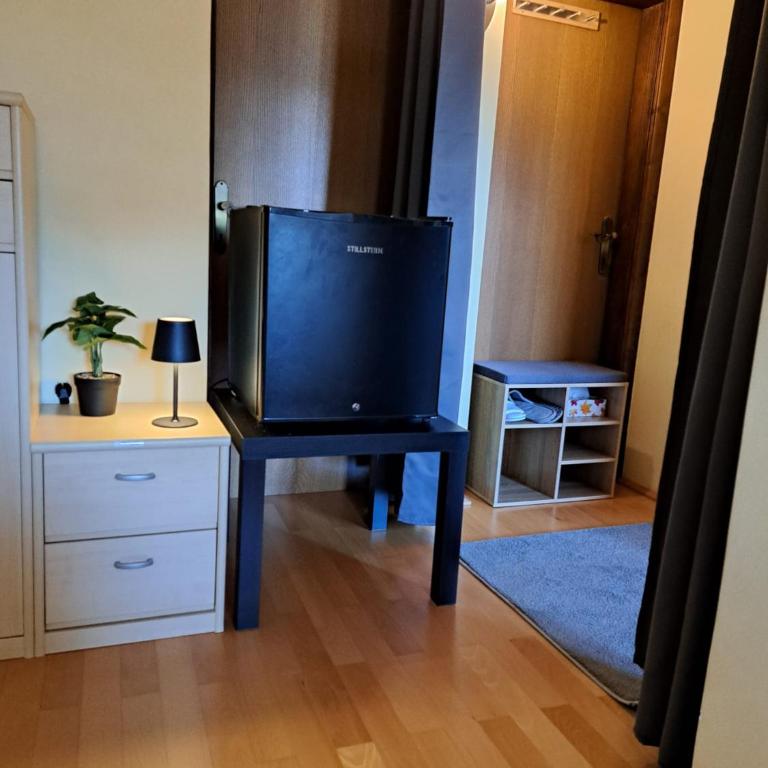 Ferienwohnung mit Küche & kleines Gästezimmer Lisi ohne Küche im Obergeschoß - 2 separate Einheiten - nahe Salzburg, ideal für Familien & Durchreise - Kleines Doppelzimmer - 7