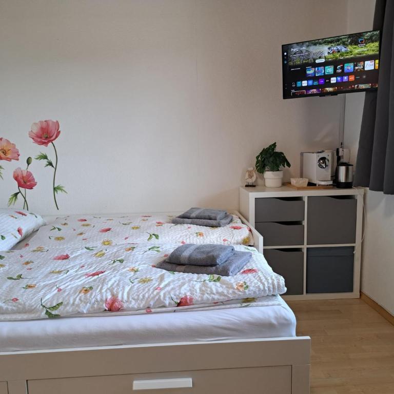 Ferienwohnung mit Küche & kleines Gästezimmer Lisi ohne Küche im Obergeschoß - 2 separate Einheiten - nahe Salzburg, ideal für Familien & Durchreise - Kleines Doppelzimmer - 2
