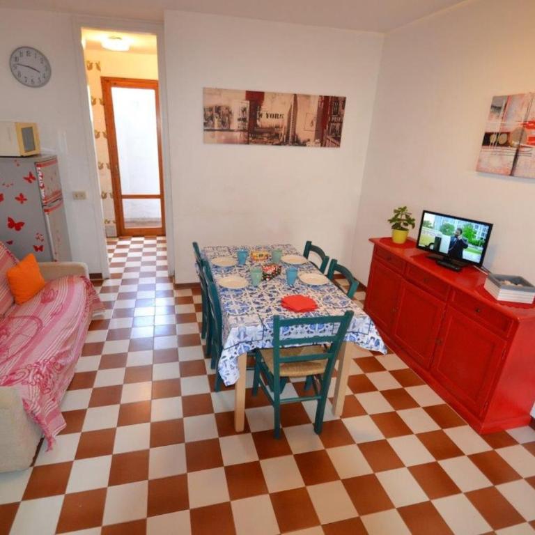 Comfy flat with shared pool - Apartment - 2