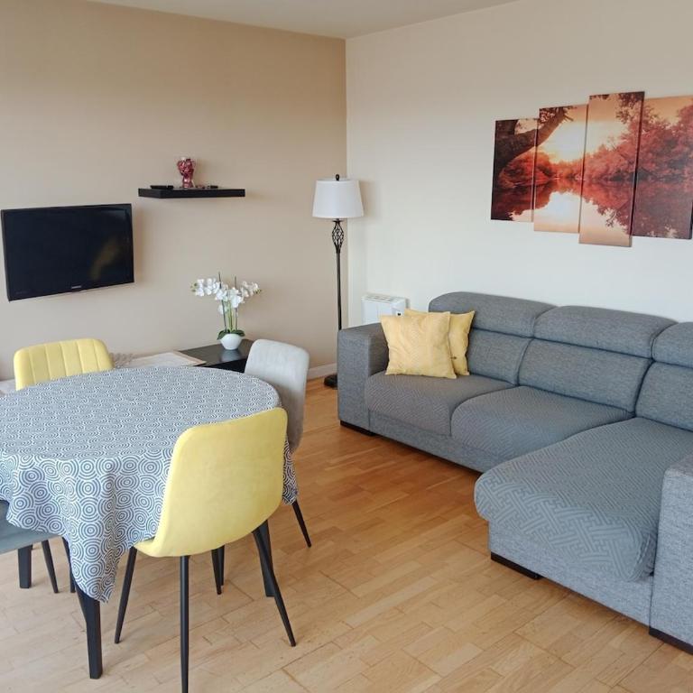Apartment with views of all of Barcelona, parking, swimming pool - Two-Bedroom Apartment with View - 28