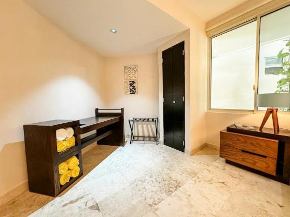 Luxury Poolfront 2BR Ocean View Beach Club - Two-Bedroom Apartment - 15