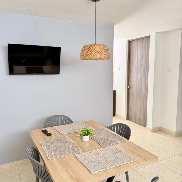 Rodadero Apartamento Familiar- 2 Hab y Balcon a 1 Cuadra De La Playa - Two-Bedroom Apartment - 4