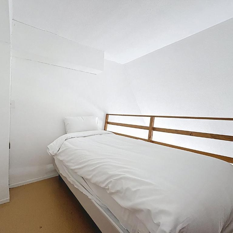 Hôtel RL Reims - Standard Room - 1 Queen Bed 1 Single Bed in mezzanine - 10