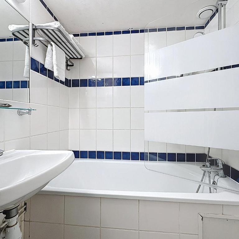 Hôtel RL Reims - Quadruple Room - 1 Double Bed 2 Single Beds In Mezzanine - 9