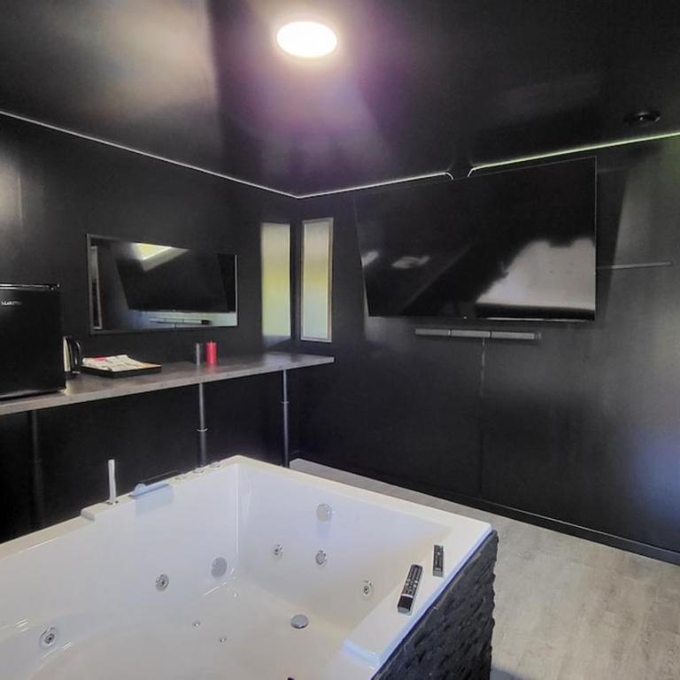 salle de cinéma et jaccuzi - Villa 1 Chambre - 13