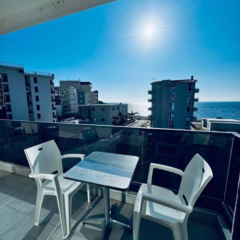 K-Club Apartments - Two-Bedroom Apartment with Balcony and Sea View - 4