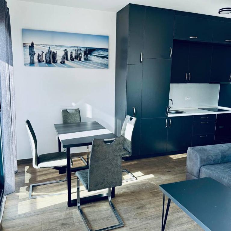 K-Club Apartments - Two-Bedroom Apartment with Balcony and Sea View - 16