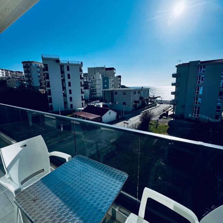 K-Club Apartments - Two-Bedroom Apartment with Balcony and Sea View - 18
