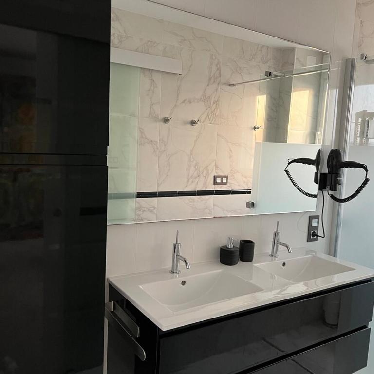 Upscale 3 bedroom front line sea with sunset view - One-Bedroom Apartment - 19