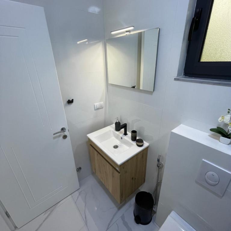 Lux Sereno Village - Deluxe Two-Bedroom Apartment with Garden View - 7