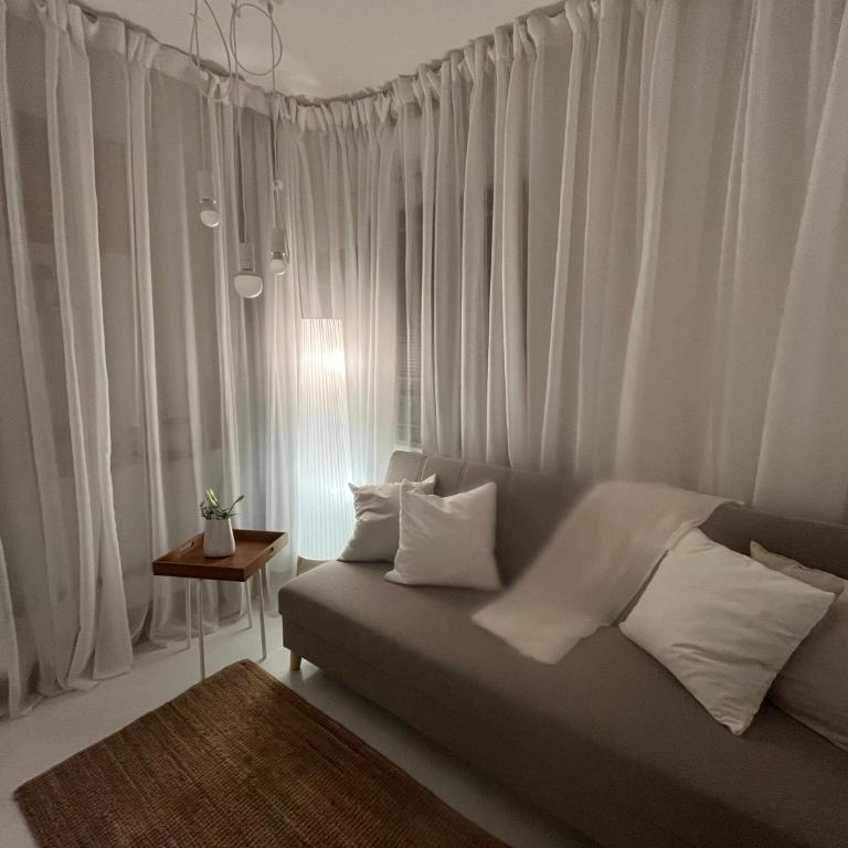 Modern studio, near shopping mall Stadion - Deluks Dvokrevetna Soba sa Bračnim Krevetom - 2