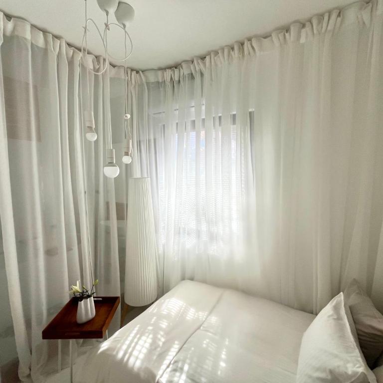 Modern studio, near shopping mall Stadion - Deluks Dvokrevetna Soba sa Bračnim Krevetom - 3