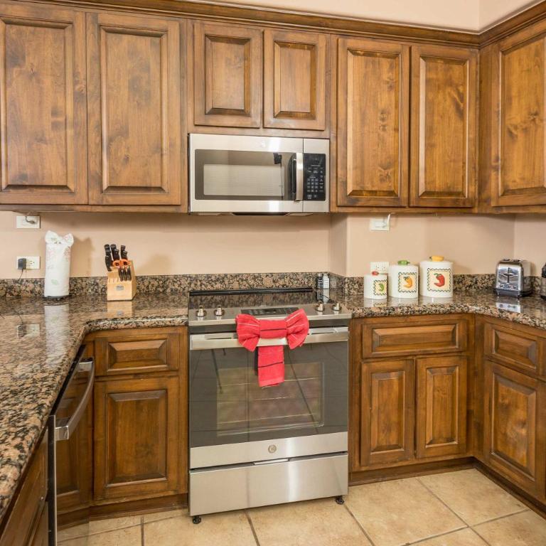 Bella Sirena Beachfront Resort Condo D603 - Apartamento - 17
