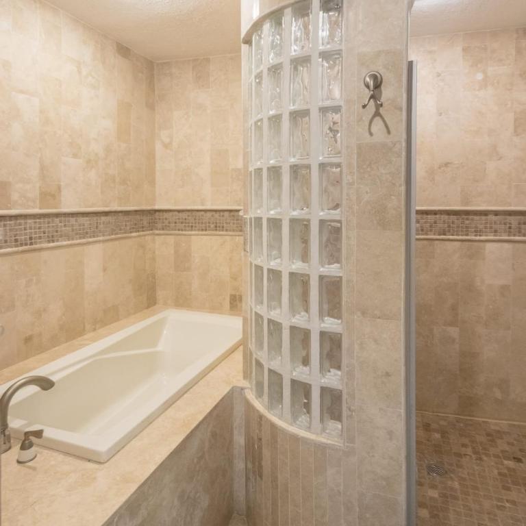 Bella Sirena Beachfront Resort Condo D603 - Apartamento - 26