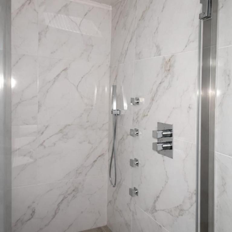 Santa Apart - One-Bedroom Apartment - 11