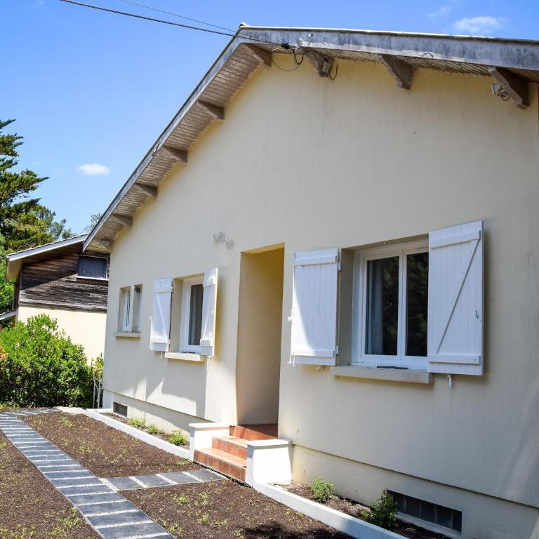 Picturesque Lakeview Holiday House for 6 - Three-Bedroom Vacation Home - 1