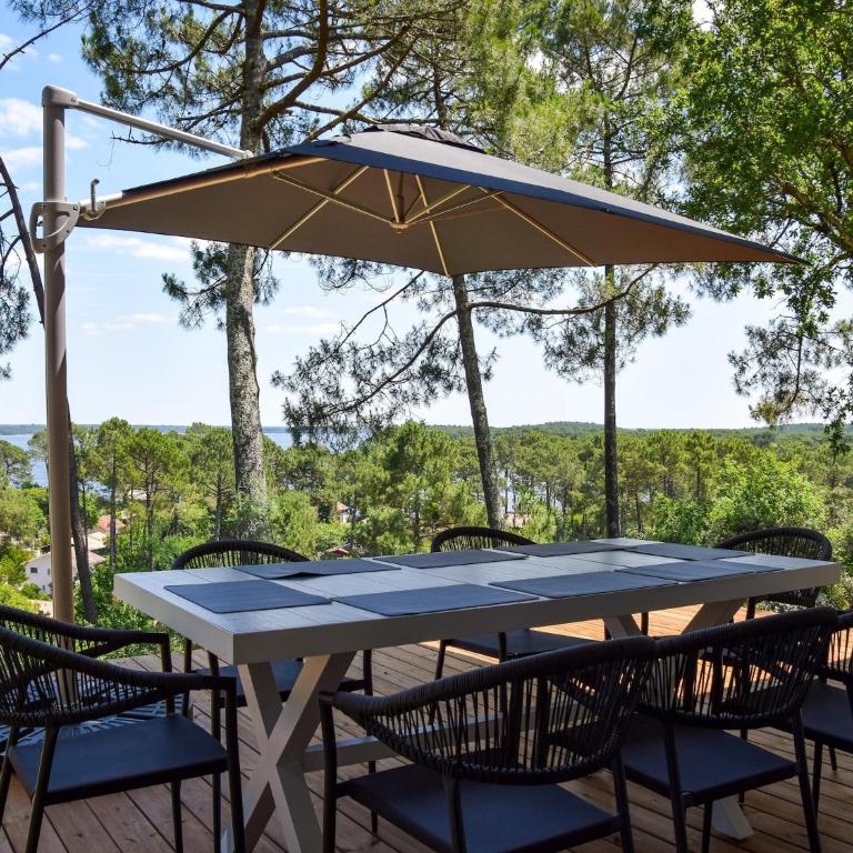 Picturesque Lakeview Holiday House for 6 - Three-Bedroom Vacation Home - 6