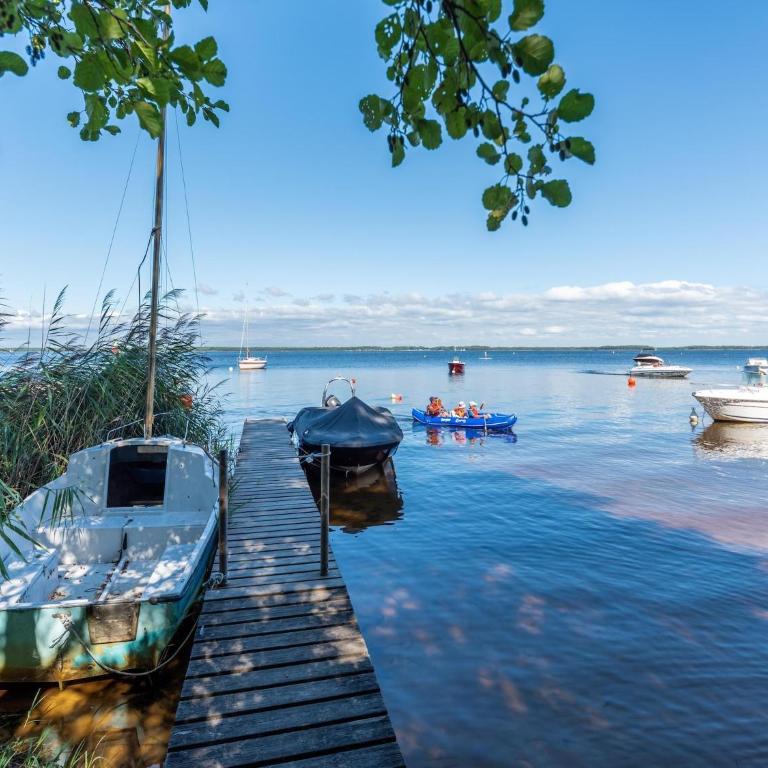 Picturesque Lakeview Holiday House for 6 - Three-Bedroom Vacation Home - 14