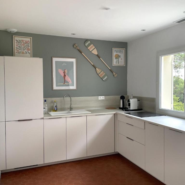 Picturesque Lakeview Holiday House for 6 - Three-Bedroom Vacation Home - 3