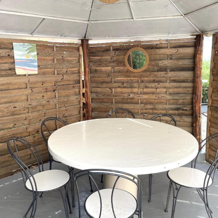 Picturesque Lakeview Holiday House for 6 - Three-Bedroom Vacation Home - 5