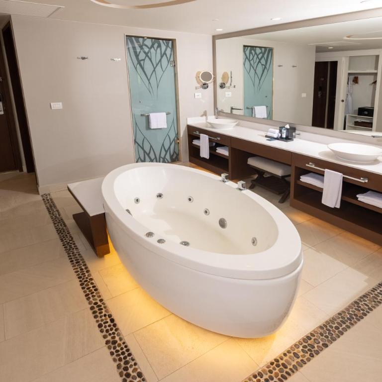 Royalton Riviera Cancun, An Autograph Collection All-Inclusive Resort & Casino - Suite de Luxe avec Terrasse et Bain à Remous - 2