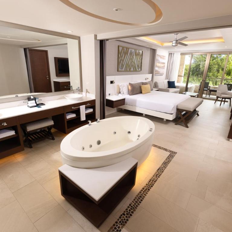 Royalton Riviera Cancun, An Autograph Collection All-Inclusive Resort & Casino - Suite de Luxe avec Terrasse et Bain à Remous - 3