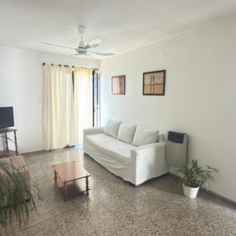 Casa con piscina y gran quincho para 7 personas - Casa Unifamiliar de 3 dormitorios - 8