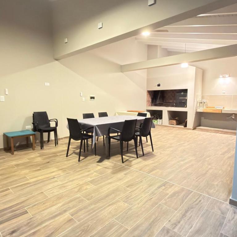 Casa con piscina y gran quincho para 7 personas - Casa Unifamiliar de 3 dormitorios - 2