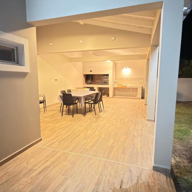 Casa con piscina y gran quincho para 7 personas - Casa Unifamiliar de 3 dormitorios - 21