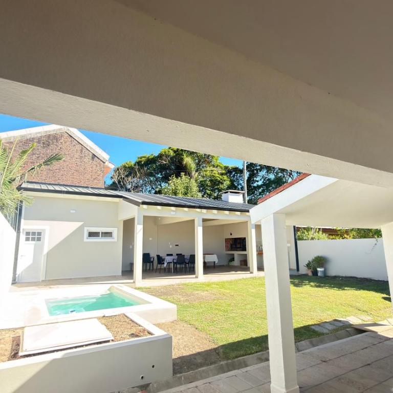 Casa con piscina y gran quincho para 7 personas - Casa Unifamiliar de 3 dormitorios - 1
