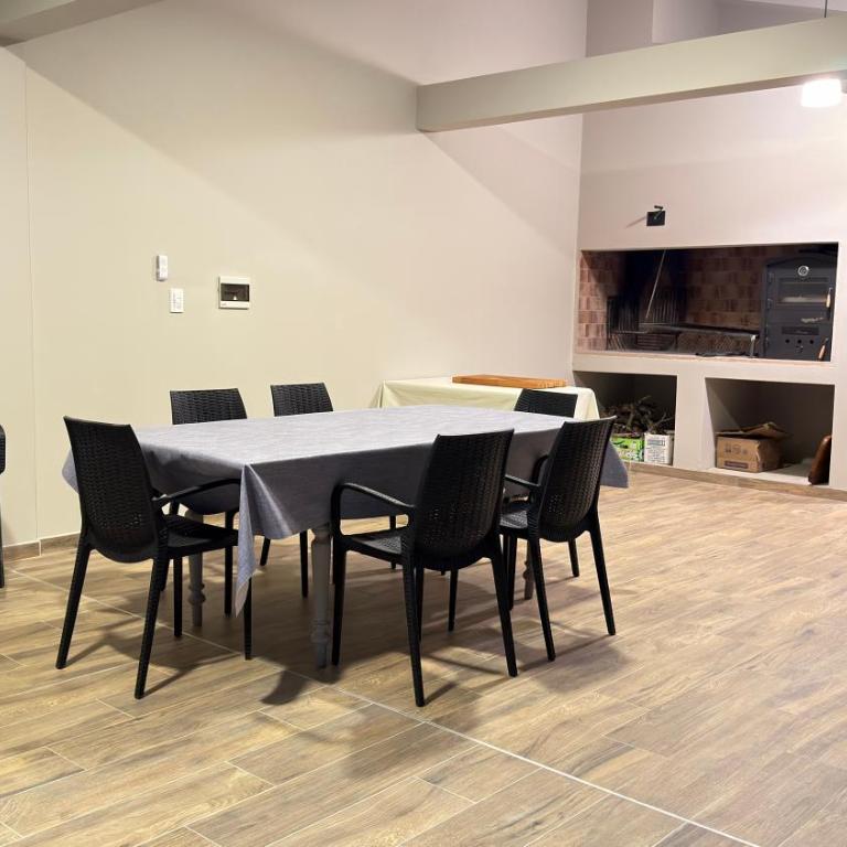 Casa con piscina y gran quincho para 7 personas - Casa Unifamiliar de 3 dormitorios - 4