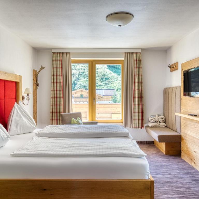 Hotel Barbarahof Saalbach - Edelweiss Suite mit Balkon und Bergblick - 2