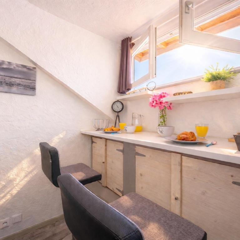 Studio duplex atypique CLIMATISATION, parking, lit double, Netflix, 500m centre - Gîtes La Tarine - LABEL GÎTE DE FRANCE - Appartamento Monolocale - 8