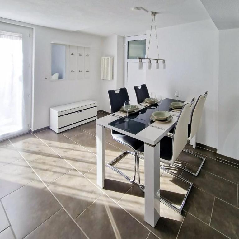 Chalet Bellevue Beautiful Waterfall view private Garden & free parking - Apartment mit 1 Schlafzimmer - 13