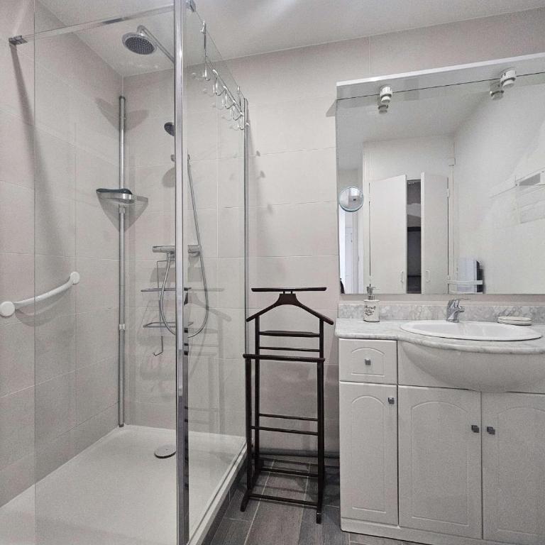 Appartement 3 pièces tout confort avec loggia fermée et équipements modernes, proche des Thermes - FR-1-553-208 - Appartement - 12