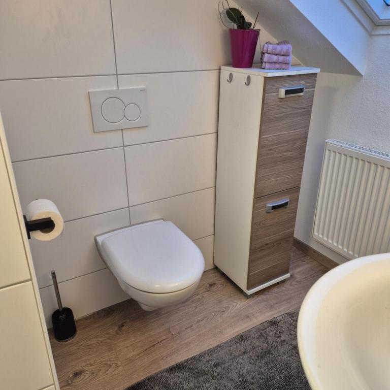 GästeZimmer im Altbau Dachgeschoss mit kleinem Bad WLAN, TV und Parkplatz - Apartment mit Dusche - 4