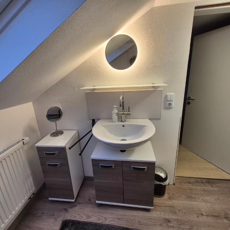 GästeZimmer im Altbau Dachgeschoss mit kleinem Bad WLAN, TV und Parkplatz - Apartment mit Dusche - 3
