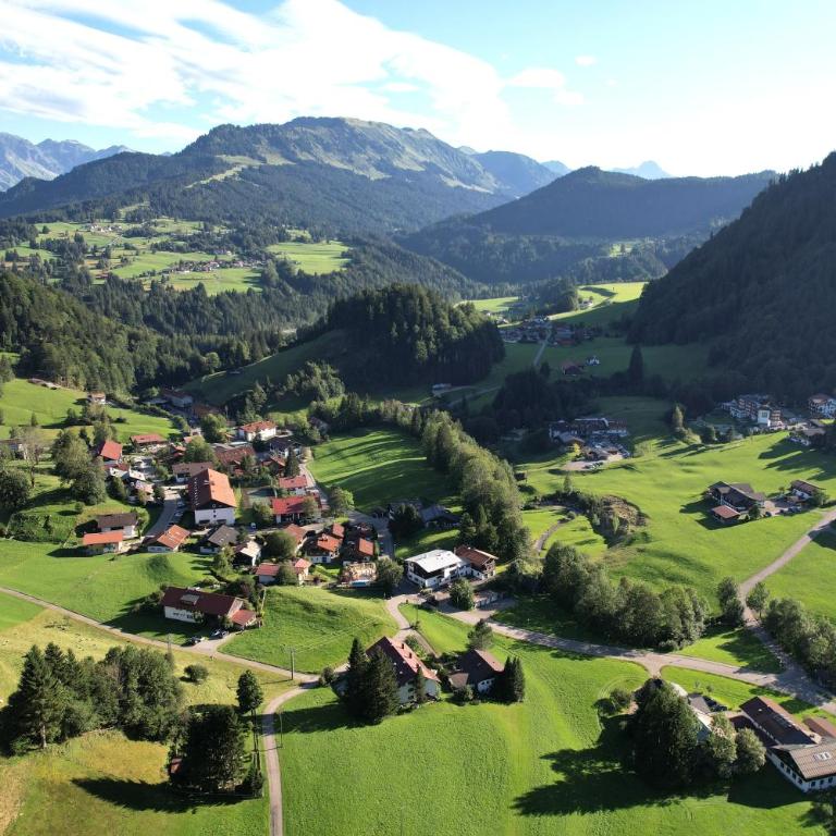 FeWo-Bergromantik mit Sauna, Pool und kostenlosen Sommerbergbahntickets - Apartment mit 1 Schlafzimmer - 24