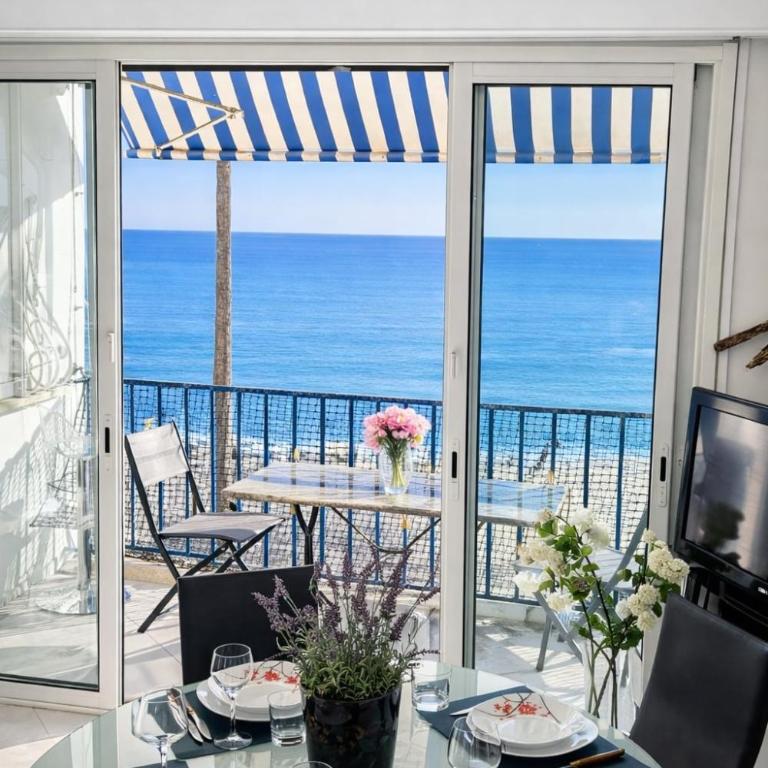 Le Reflet d'Azur - les pieds dans l'eau - One-Bedroom Apartment with Sea View and Terrace - 3