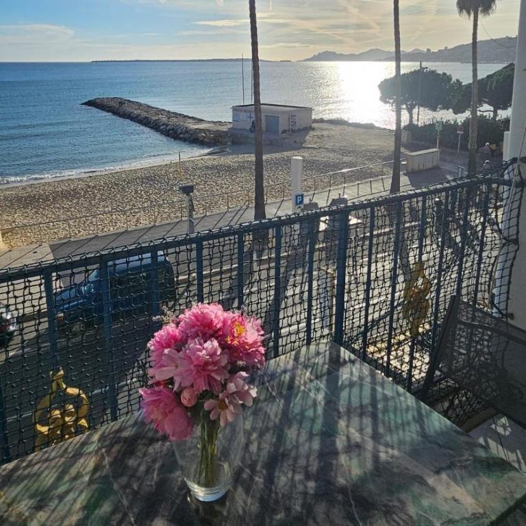 Le Reflet d'Azur - les pieds dans l'eau - One-Bedroom Apartment with Sea View and Terrace - 5