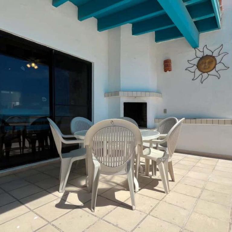Warm & Charming Beachfront Condo Las Olas II 8 - Apartment - 25