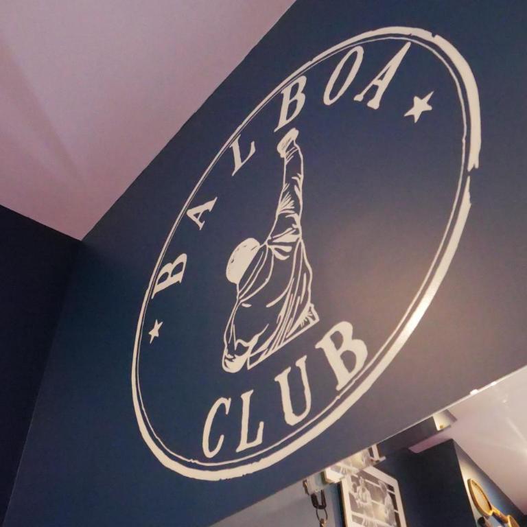 Love Room & Speakeasy - One-Bedroom Apartment - 80