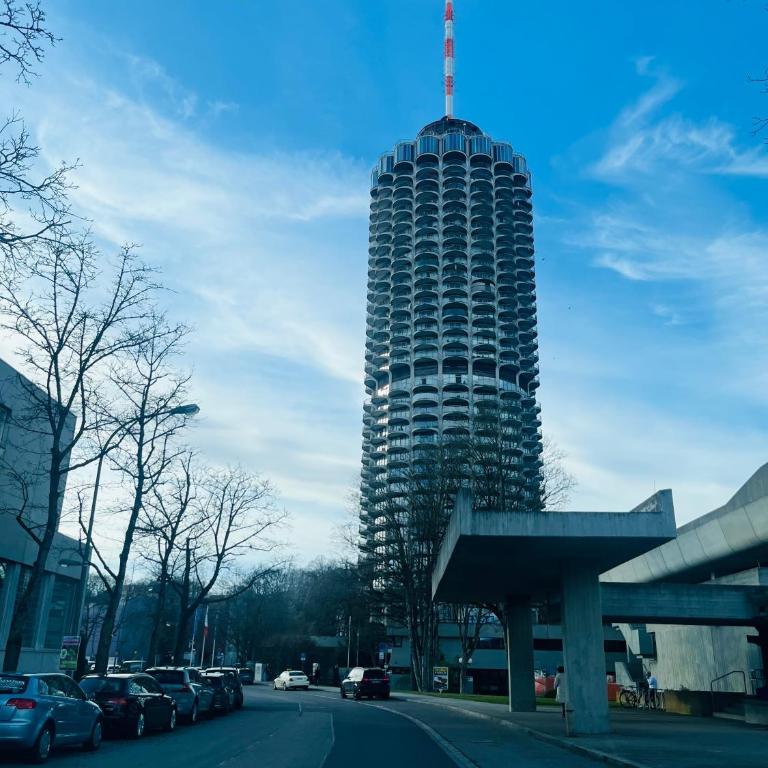 Skyline- 2 Zimmer-Apartment, Balkon, Messe & Bahnhof nah - Appartamento con 1 Camera da Letto con Vista - 2