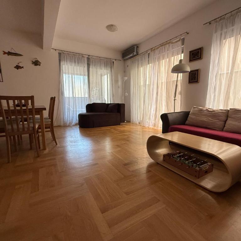 Golden Apartment Petrovac - Apartman sa 2 Spavaće Sobe i Terasom - 9