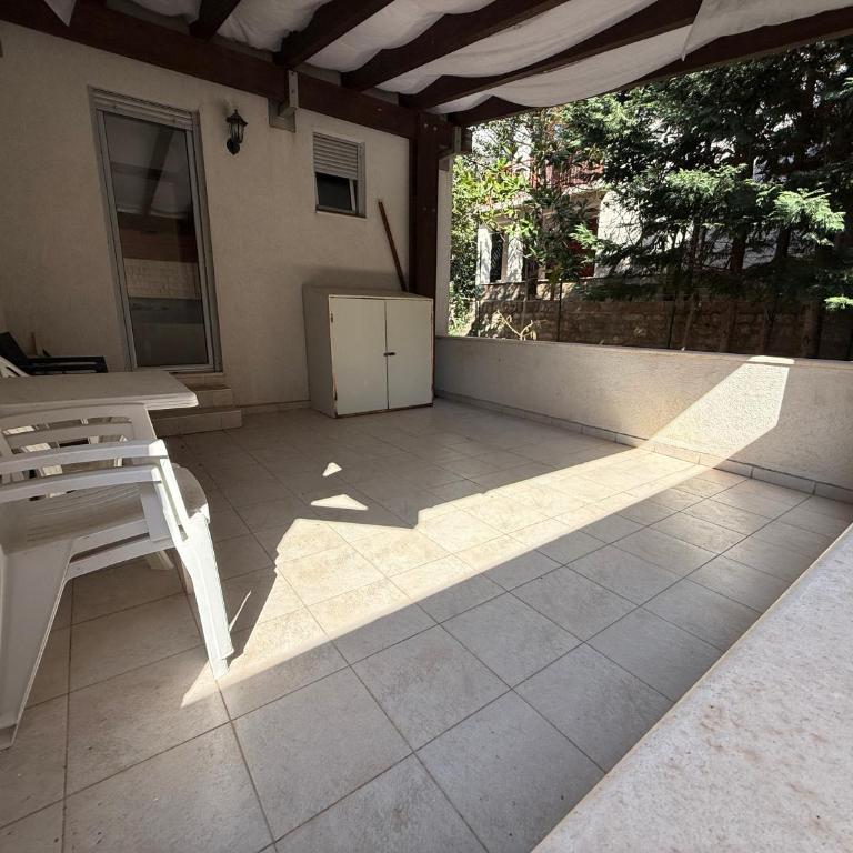 Golden Apartment Petrovac - Apartman sa 2 Spavaće Sobe i Terasom - 18