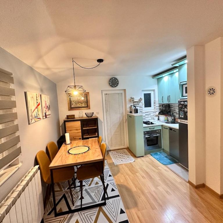 Cozy Sarajevo City Center House with Private Garden - Kuća sa 2 Spavaće Sobe - 11