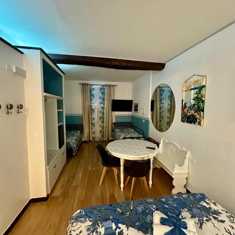 The Vernazza Main Plaza - Rooms & Suites - Quadruple Room with Sea View - 2